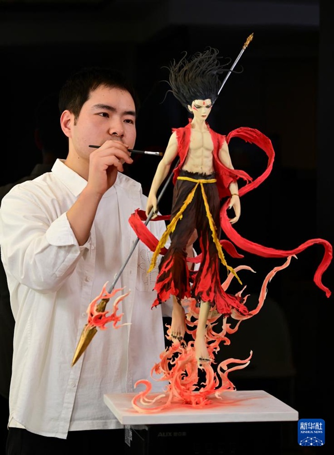 장보 씨가 ‘너자’에 색을 입힌다. [1월 13일 촬영/사진 출처: 신화사]