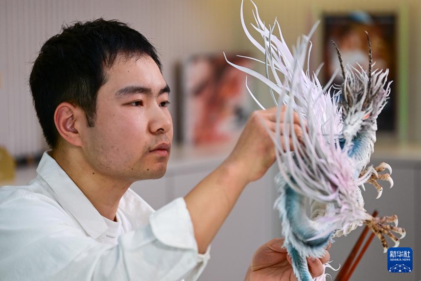 장보 씨가 설탕공예 작품 ‘산해경응용’을 작업 중이다. [1월 13일 촬영/사진 출처: 신화사]