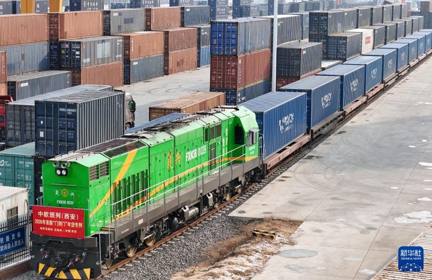 중국-유럽 화물열차(시안) ‘도어투도어’ 녠훠 전용 열차가 시안 찬바(浐灞) 국제항 아이쥐(愛菊) 농산물 물류 가공 단지에 도착하는 모습 [1월 21일 드론 촬영/사진 출처: 신화사]