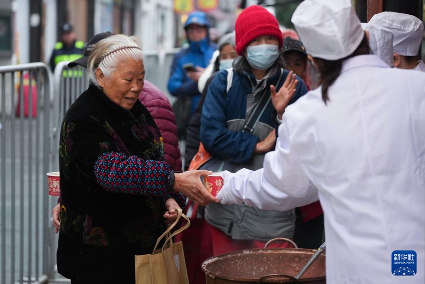 항저우(杭州) 허팡제(河坊街) 팡후이춘탕(方回春堂)에서 시민들이 라바저우를 받고 있다. [1월 26일 촬영/사진 출처: 신화사]