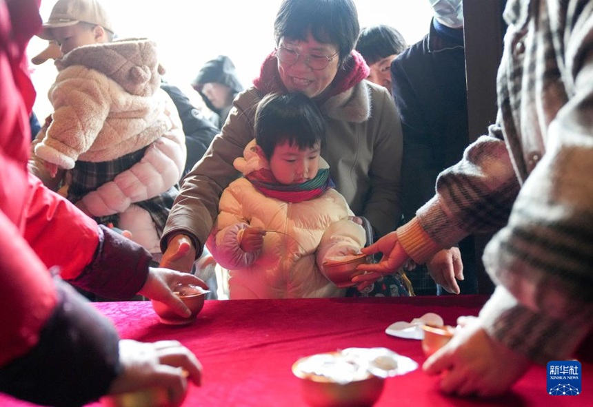 베이산가도 행사장에서 주민들이 라바저우(臘八粥: 라바제에 먹는 죽)를 받고 있다. [1월 23일 촬영/사진 출처: 신화사]