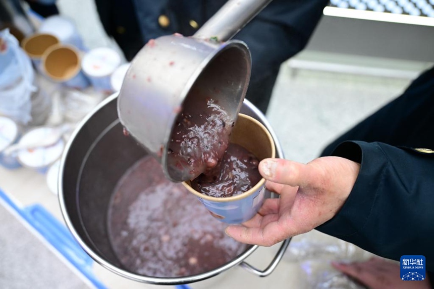 허페이난역 대합실에서 직원이 승객에게 라바저우를 떠주고 있다. [1월 25일 촬영/사진 출처: 신화사]