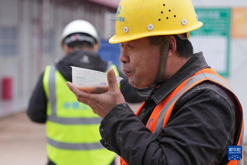 중철(中鐵)상하이국 건설 노동자가 라바저우를 맛보고 있다. [1월 24일 촬영/사진 출처: 신화사]
