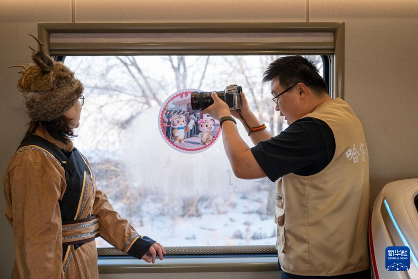 Y783편 열차에서 사진작가가 승객을 촬영하고 있다. [1월 25일 촬영/사진 출처: 신화사]