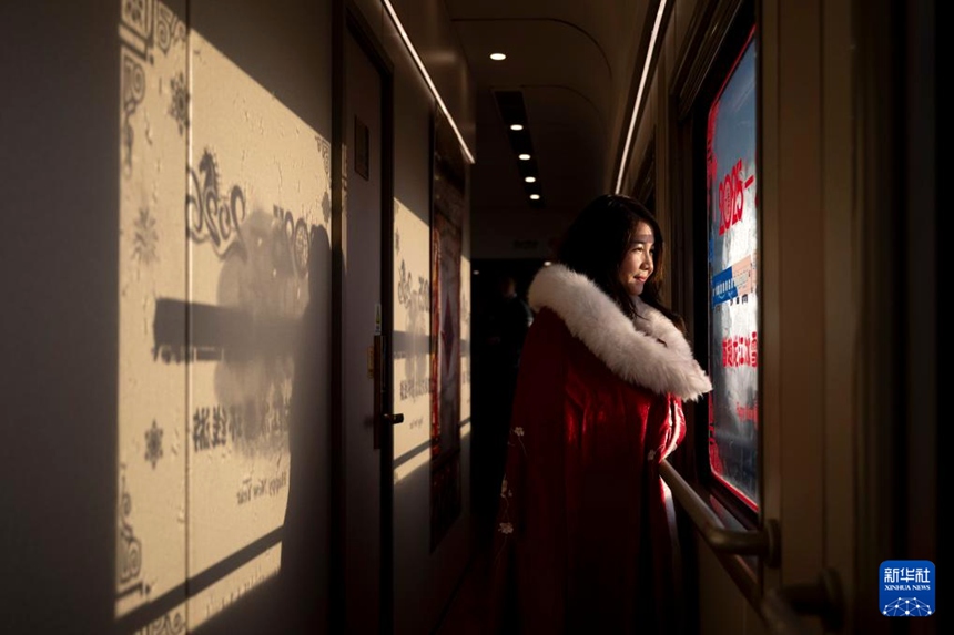 Y783편 열차에 탑승한 승객 [1월 25일 촬영/사진 출처: 신화사]