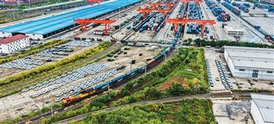 충칭에서 제작된 자동차를 가득 실은 중국-유럽 화물열차(청두-충칭)가 충칭 퇀제(團結)촌 중심역에서 출발한다. [사진 출처: 신화사]