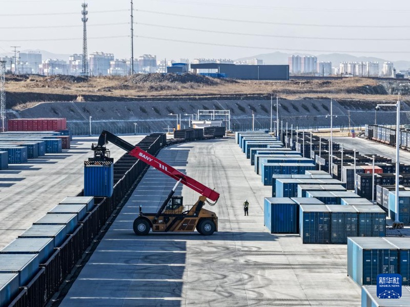 리프트 트럭이 우란차부 중국-유럽 화물열차 집산센터에서 컨테이너를 적재하고 있다. [1월 27일 드론 촬영/사진 출처: 신화사]