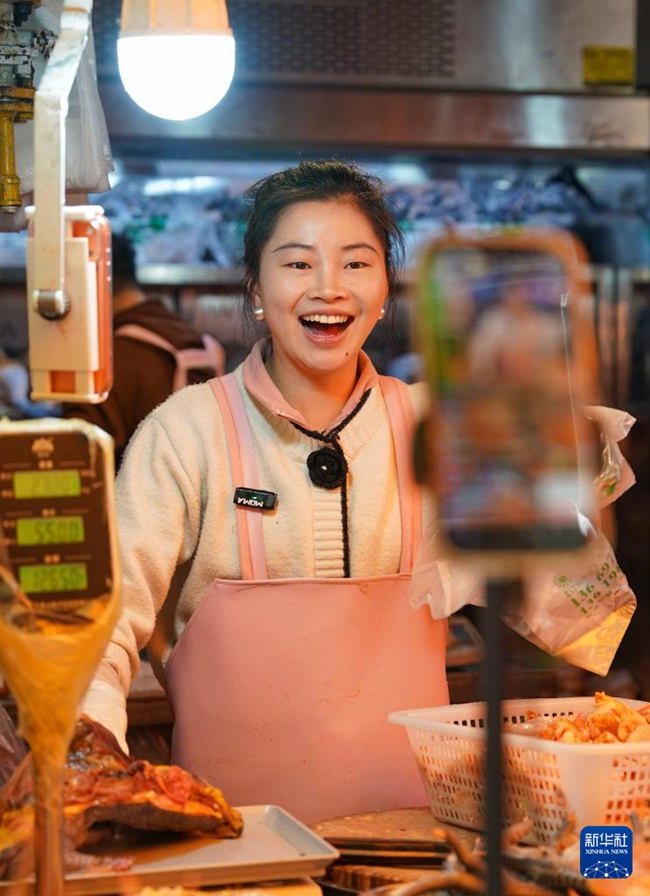 다관좐신 농산물 시장에서 한 노점상이 라이브 커머스를 통해 닭고기를 판매하고 있다. [1월 27일 촬영/사진 출처: 신화사]