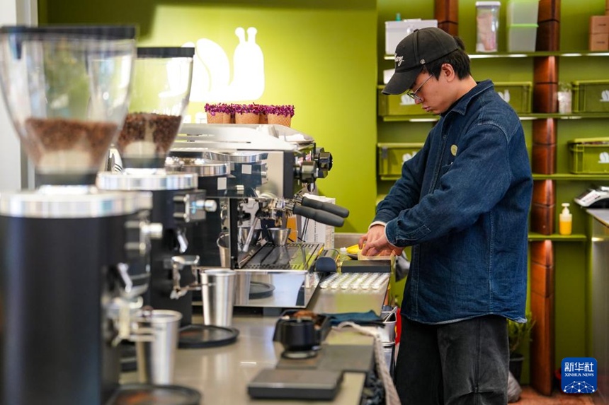다관좐신 농산물 시장 내 한 커피숍에서 바리스타가 커피를 내리고 있다. [1월 27일 촬영/사진 출처: 신화사]
