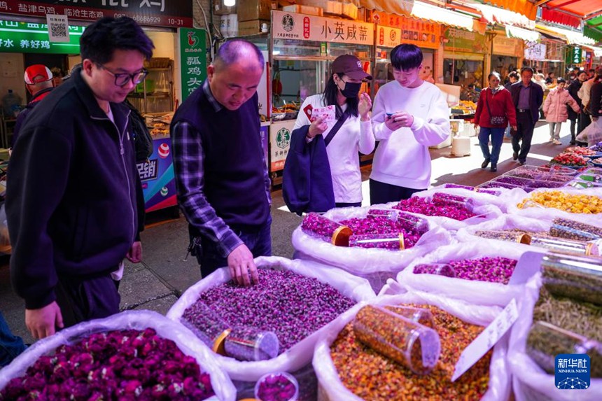 다관좐신 농산물 시장에서 사람들이 장미차를 고르고 있다. [1월 27일 촬영/사진 출처: 신화사]
