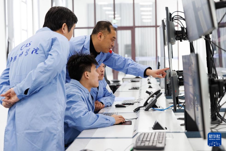 스성푸(왼쪽 세 번째), 가오징페이(왼쪽 첫 번째), 리창(왼쪽 네 번째), 톈둥(왼쪽 두 번째)이 모허 관측소 기계실에서 위성 데이터 수신 시스템 작동 상태를 모니터링하고 있다. [1월 24일 촬영/사진 출처: 신화사]