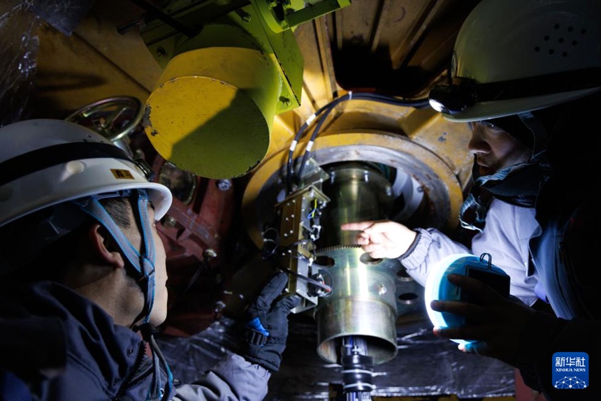 직원 리창(오른쪽)과 톈둥이 위성 데이터 수신 시스템 방위각 실에서 장비 정비를 하고 있다. [1월 24일 촬영/사진 출처: 신화사]