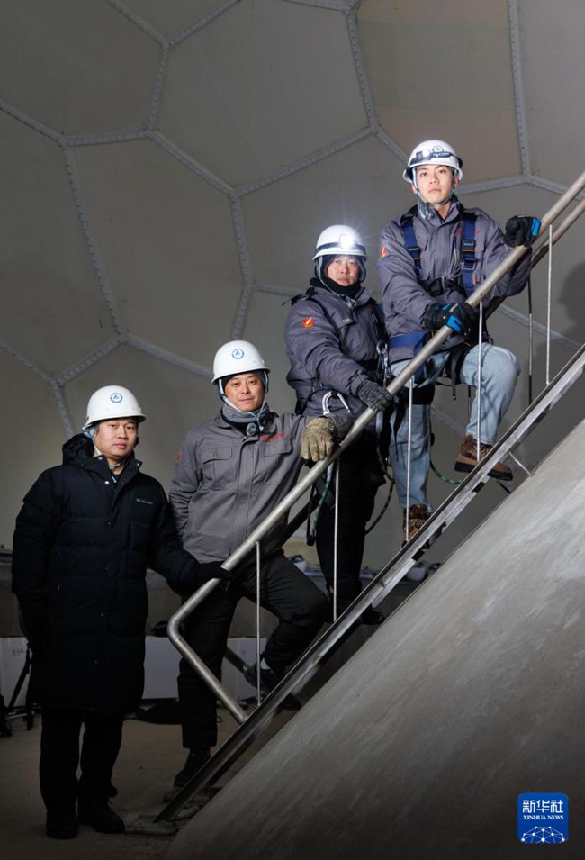 모허 관측소 소장 스성푸(왼쪽 두 번째), 기술자 가오징페이(왼쪽 첫 번째), 리창(왼쪽 세 번째), 보조 기술자 톈둥이 안테나 돔 내부에서 기념 사진을 촬영하고 있다. [1월 24일 촬영/사진 출처: 신화사] 