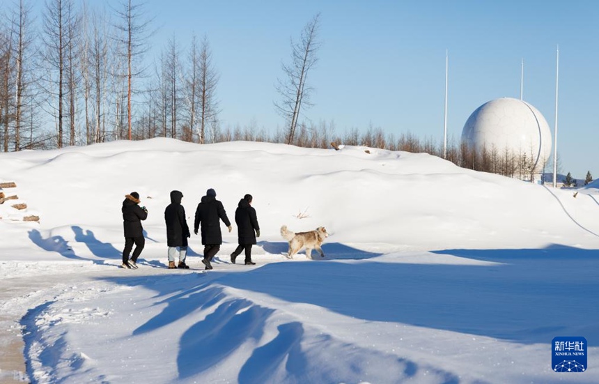 리창, 톈둥, 스성푸, 가오징페이(왼쪽부터)가 수신 시스템 정비를 마친 후 업무동으로 돌아가고 있다. [1월 25일 촬영/사진 출처: 신화사]