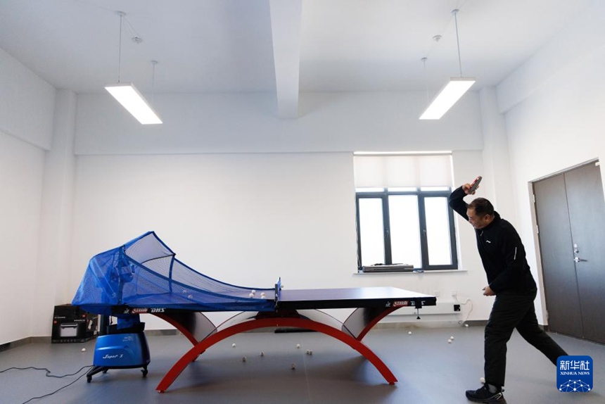 모허 관측소 소장 스성푸가 휴게실에서 탁구를 치고 있다. 휴게실은 관측소에 단 한 명만 상주할 때 운동할 수 있도록 탁구 서버 머신을 설치해 놓았다. [1월 25일 촬영/사진 출처: 신화사]