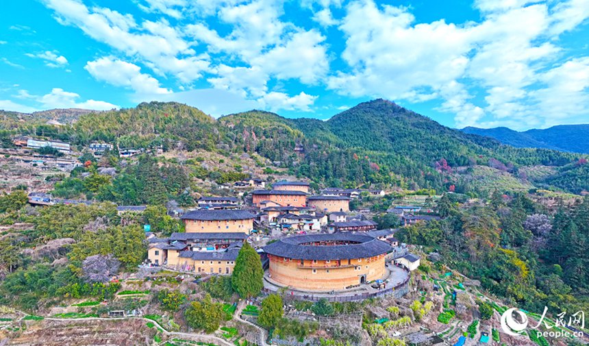 푸젠성 장저우(漳州)시 난징현에 있는 톈뤄컹 투러우는 푸른 산등성이 사이에 위치하며 고풍스러움을 자아낸다. [사진 출처: 인민망]