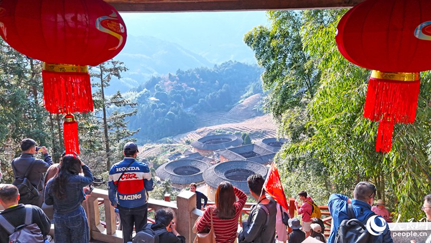 새해를 앞두고 관망대에 붉은 등롱이 높이 달리고, 국내외 관광객은 기념사진 촬영에 한창이다. [사진 출처: 인민망]