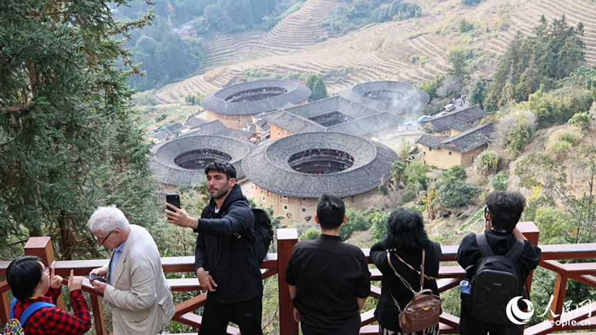 유럽 관광객들이 관망대에서 사진을 찍는다. [사진 출처: 인민망]