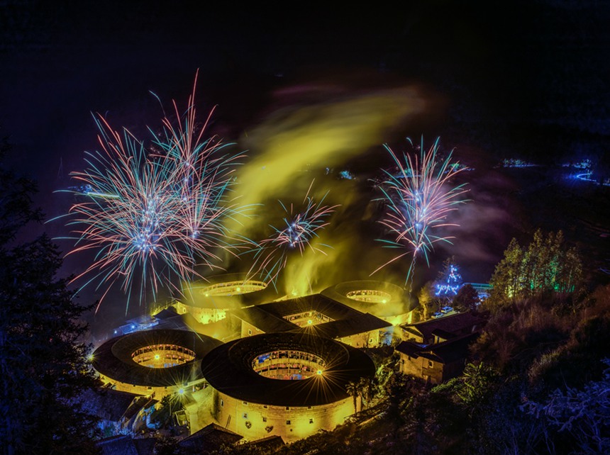 화려한 불꽃이 투러우 하늘 위로 퍼진다. [사진 촬영: 쩡쑹빈(曾松濱)]