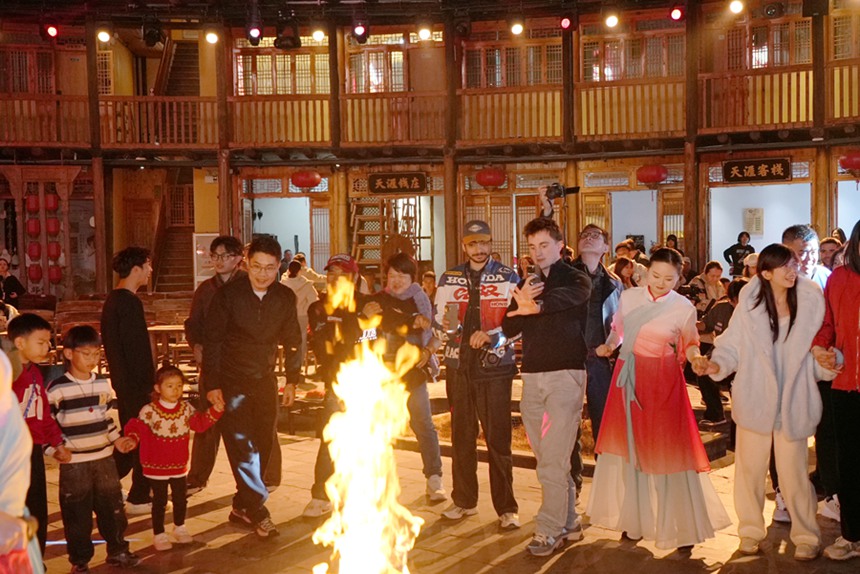 국내외 관광객들이 모닥불을 둘러싸고서 서로 웃음꽃을 피운다. [사진 촬영: 루전(盧臻)]