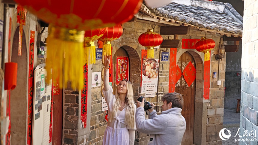 청치러우(承啟樓)에서 유럽 관광객이 기념사진을 찍는다. [사진 출처: 인민망]