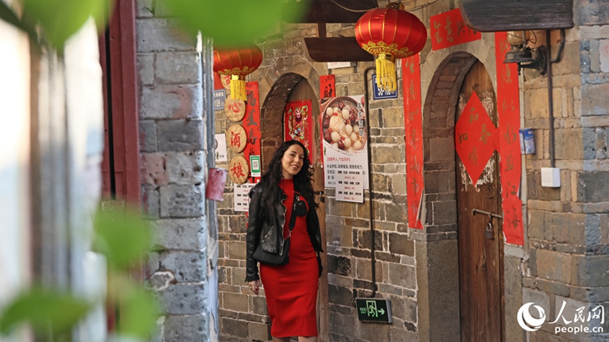 청치러우에서 유럽 관광객이 기념사진을 찍는다. [사진 출처: 인민망]