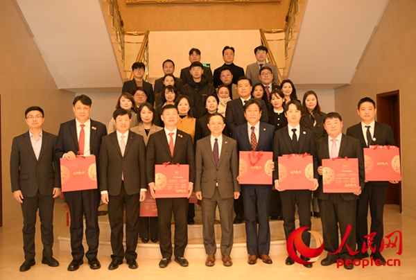 참석자들이 기념촬영을 하고 있다.