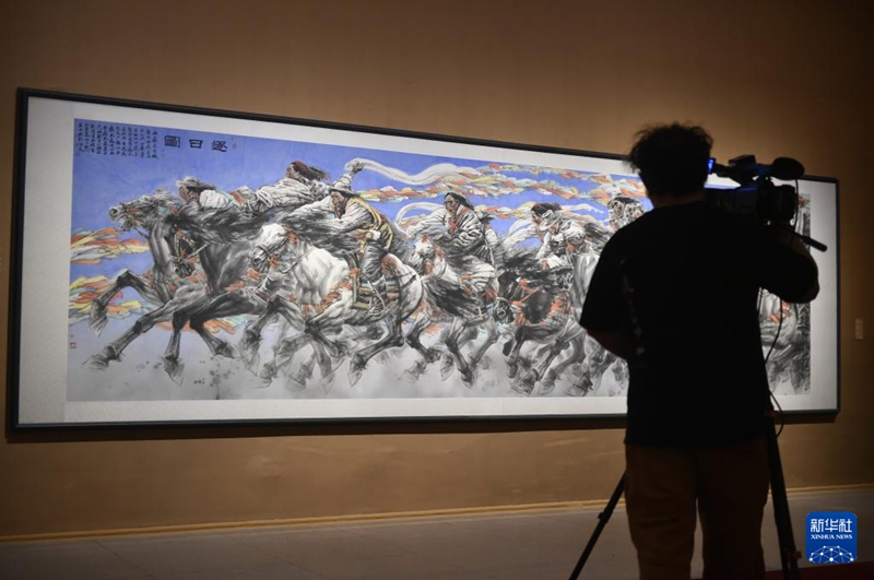 미디어 기자가 중국미술관에서 회화 작품 ‘축일도(逐日圖)’를 촬영하고 있다. [2월 9일 촬영/사진 출처: 신화사]