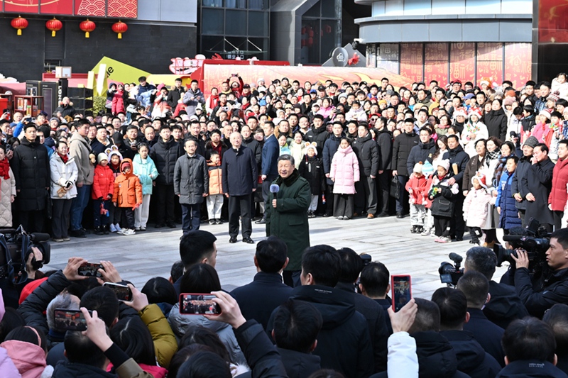 10일 오전 둥청구 룽푸쓰 거리를 방문한 시 주석은 전국 각 민족 인민과 홍콩·마카오·타이완 동포, 해외 교포들에게 새해 인사를 전했다.