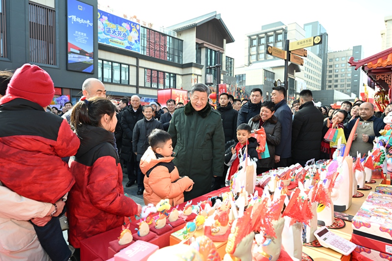 10일 오전 둥청구 룽푸쓰 거리의 한 시장을 방문해 현장 주민들과 담소를 나누고 있는 시 주석.