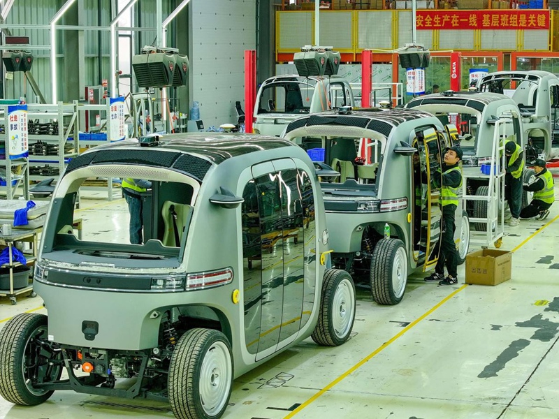 구이저우(貴州)성 구이양(貴陽)시의 한IT 업체에서 직원들이 해외 시장으로 수출되는 자율주행 소형 버스를 제작하고 있다. [사진 촬영: 위안푸훙(袁福洪)]