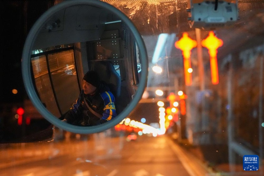 도시의 겨울밤을 녹이는 사람들