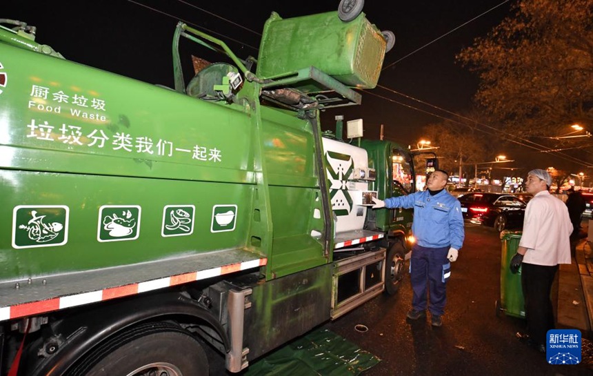 베이징 환경위생그룹 음식물 쓰레기 수거원 리닝(李寧)이 주방 폐기물을 상차하고 있다. [2월 4일 촬영/사진 출처: 신화사]