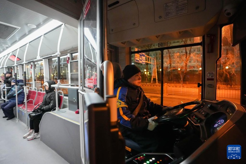 지난 6일 오전 5시 30분경, 심야버스 기사 왕자징이 버스를 운전하고 있다. [사진 출처: 신화사]