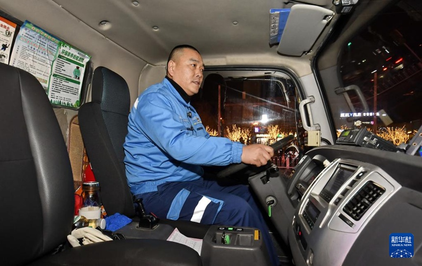 베이징 환경위생그룹 음식물 쓰레기 수거원 리닝이 청소차를 운전하고 있다. [2월 4일 촬영/사진 출처: 신화사]