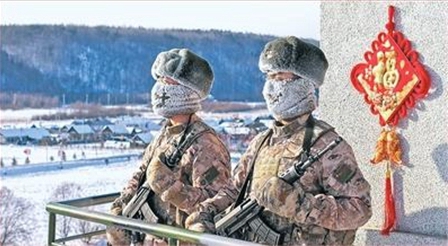 장병이 보초 중 마스크에 서리가 낀 모습이다. [사진 출처: 인민일보]