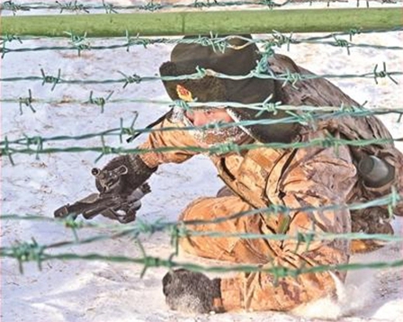 변방부대 장병이 극한 추위 속에서 전투 훈련을 한다. [사진 출처: 인민일보]