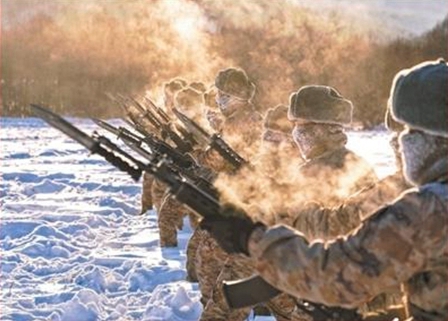 장병이 총검술 훈련 중이다. [사진 출처: 인민일보]