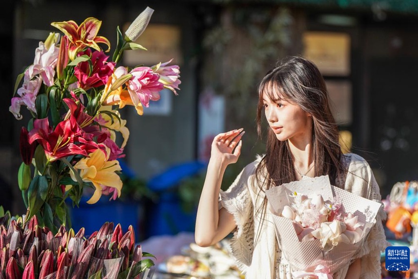 관광객이 더우난화훼시장에서 꽃을 고르고 있다. [2월 10일 촬영/사진 출처: 신화사]