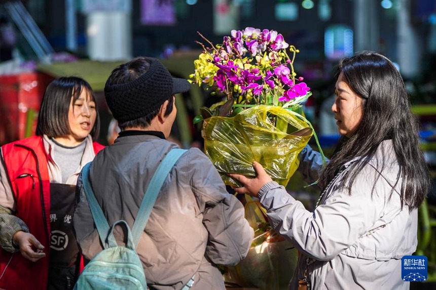 관광객들이 더우난화훼시장에서 꽃을 고르고 있다. [2월 10일 촬영/사진 출처: 신화사]