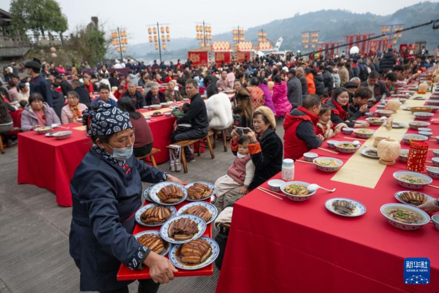 충칭(重慶)시 융촨(永川) 쑹가이(鬆溉)고진에서 열린 천가연(千家宴) 행사 현장에서 사람들이 중국 새해 분위기를 체험하고 있다. [2월 16일 촬영/사진 출처: 신화사]