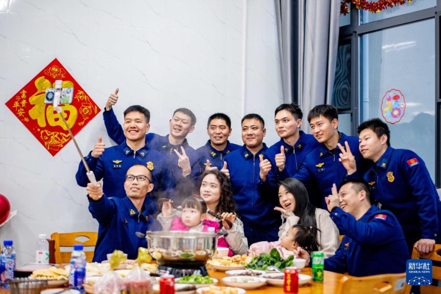 장쑤(江蘇)성 타이싱(泰興)시 청장시루(澄江西路)소방구조대에서 소방대원과 가족들이 녠예판을 즐기고 있다. [2월 16일 촬영/사진 촬영: 양위강(楊玉崗)]