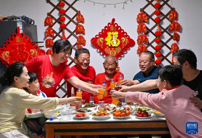 허난(河南)성 상추시 샤이(夏邑)현 차오지(曹集)커뮤니티에서 온 가족이 녠예판을 즐기고 있다. [2월 16일 촬영/사진 촬영: 먀오위차이(苗育才)]