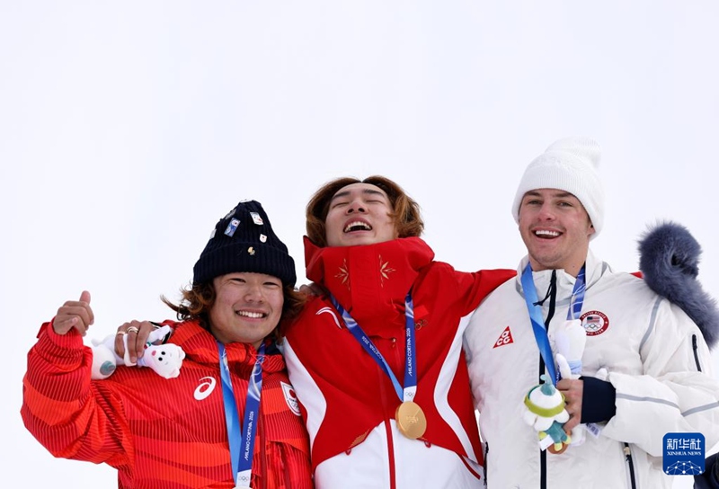 금메달을 딴 중국의 쑤이밍(가운데), 은메달을 획득한 일본의 하세가와 타이가(왼쪽), 동메달을 차지한 미국의 제이크 캔터가 시상식에서 포즈를 취하고 있다. [2월 18일 촬영/사진 출처: 신화사]