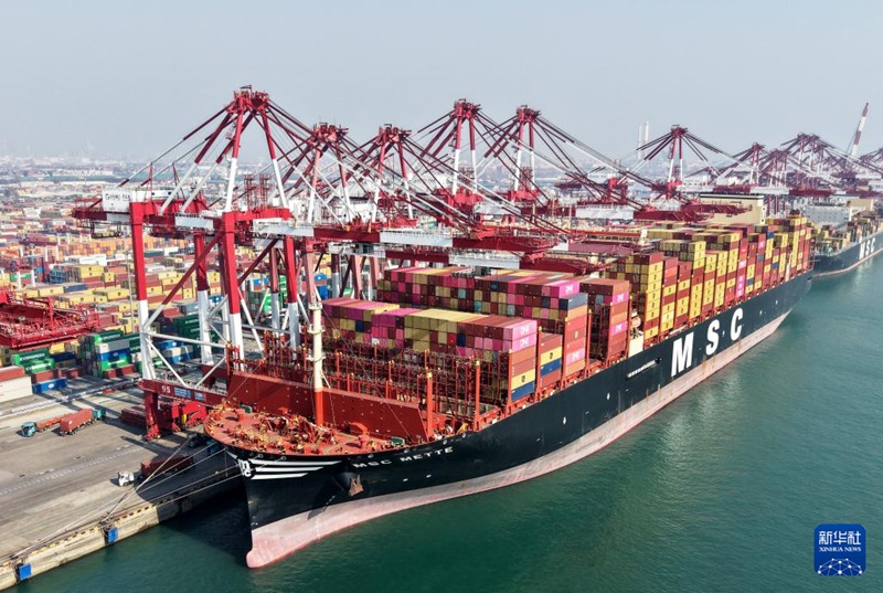 ‘MSC 메테’호가 칭다오항 첸완 컨테이너 부두에서 컨테이너를 하역하고 있다. [2월 18일 드론 촬영/사진 출처: 신화사]