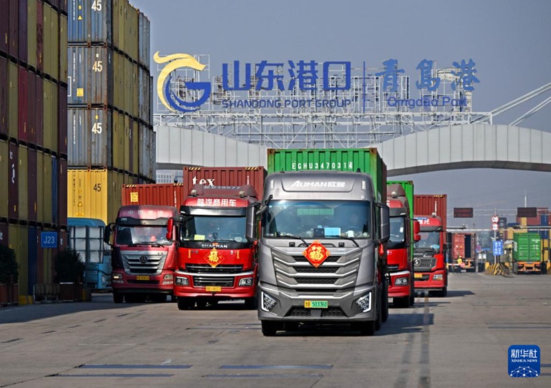 트럭들이 칭다오항 첸완 컨테이너 부두에서 컨테이너를 운송하고 있다. [2월 18일 촬영/사진 출처: 신화사]