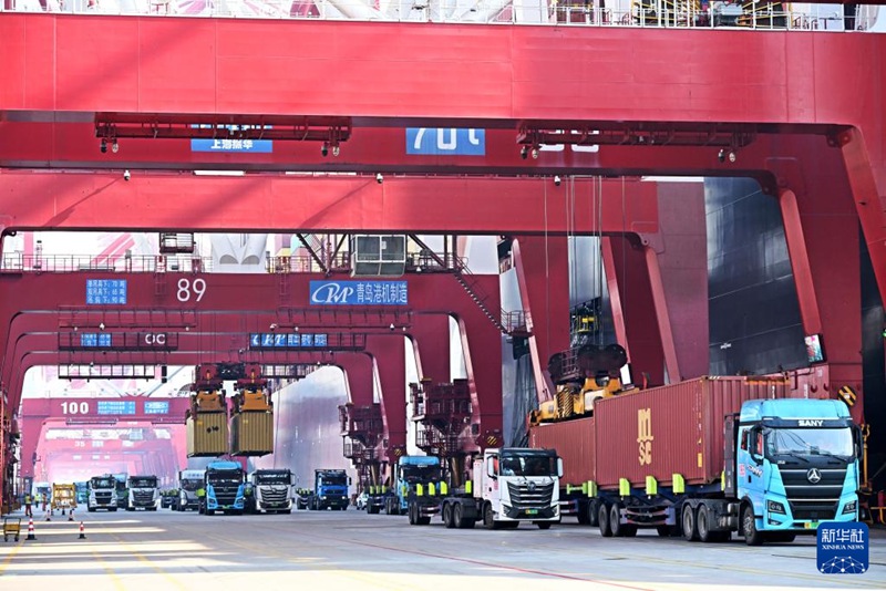 트럭들이 칭다오항 첸완 컨테이너 부두에서 컨테이너를 운송하고 있다. [2월 18일 촬영/사진 출처: 신화사]