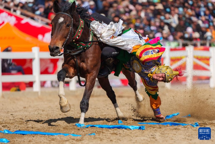 2월 20일, 기마술 팀원이 달리는 말 위에서 묘기를 하고 있다.