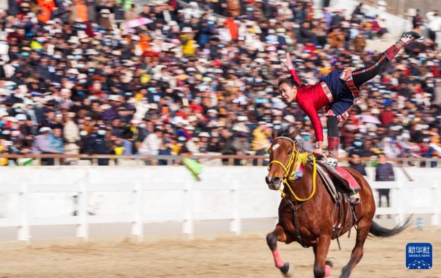 2월 20일, 기마술 팀원이 말 위에서 묘기를 펼치고 있다.