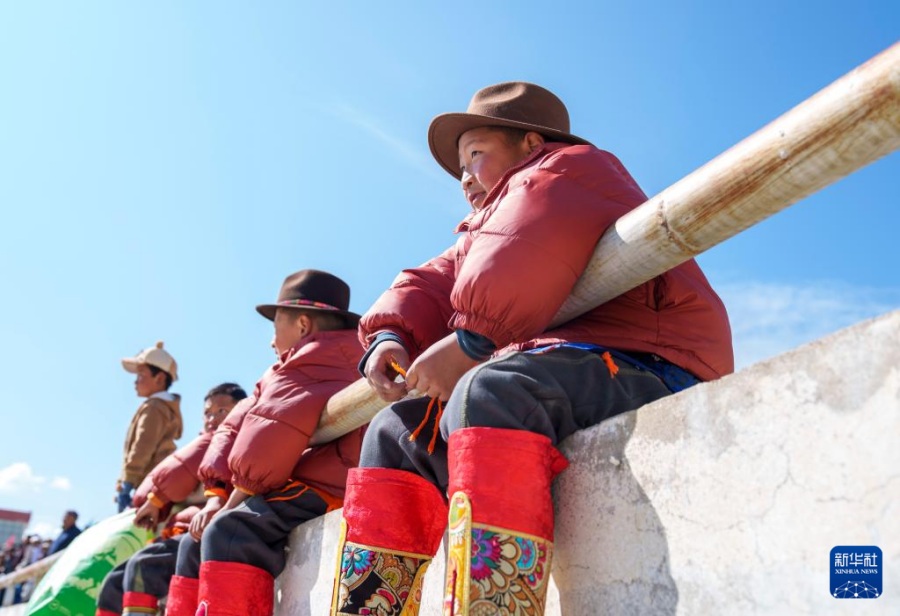 2월 20일, 관중석의 어린이들이 기마술 공연을 관람하고 있다.